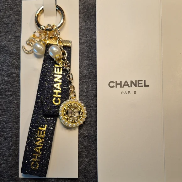 CHANEL GWP Black and Gold Key Holder with Pearl Accent - Picture 1 of 3